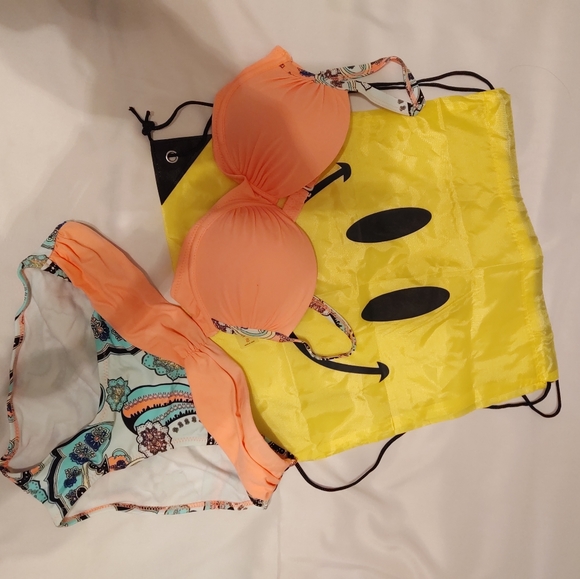 Bikini - Picture 2 of 2